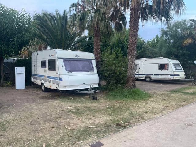 Interieur van een volledig ingerichte huurcaravan aan de Costa Brava