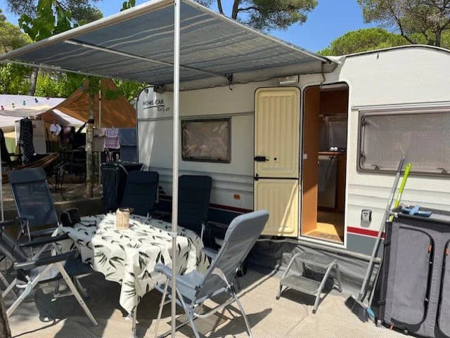 Ruime huurcaravan op een camping — alternatief voor zelf een camper meenemen
