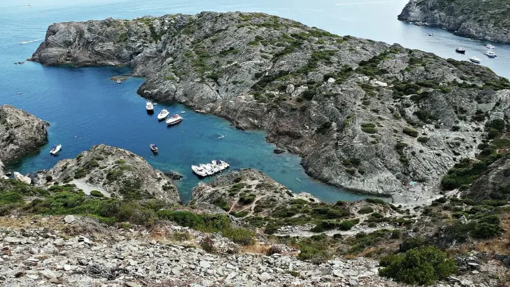 Rotsachtige kust en helder water bij Cap de Creus, nabij Cadaqués