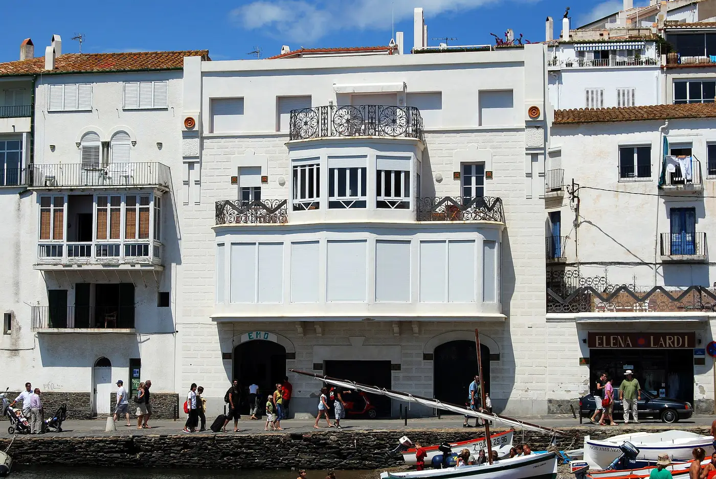 Het witte dorp Cadaqués met uitzicht op de baai en de Middellandse Zee