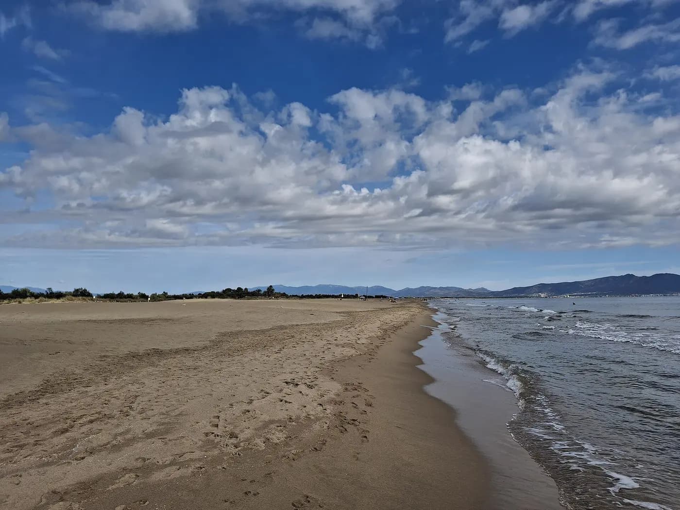 Het brede zandstrand van Sant Pere Pescador aan de Costa Brava