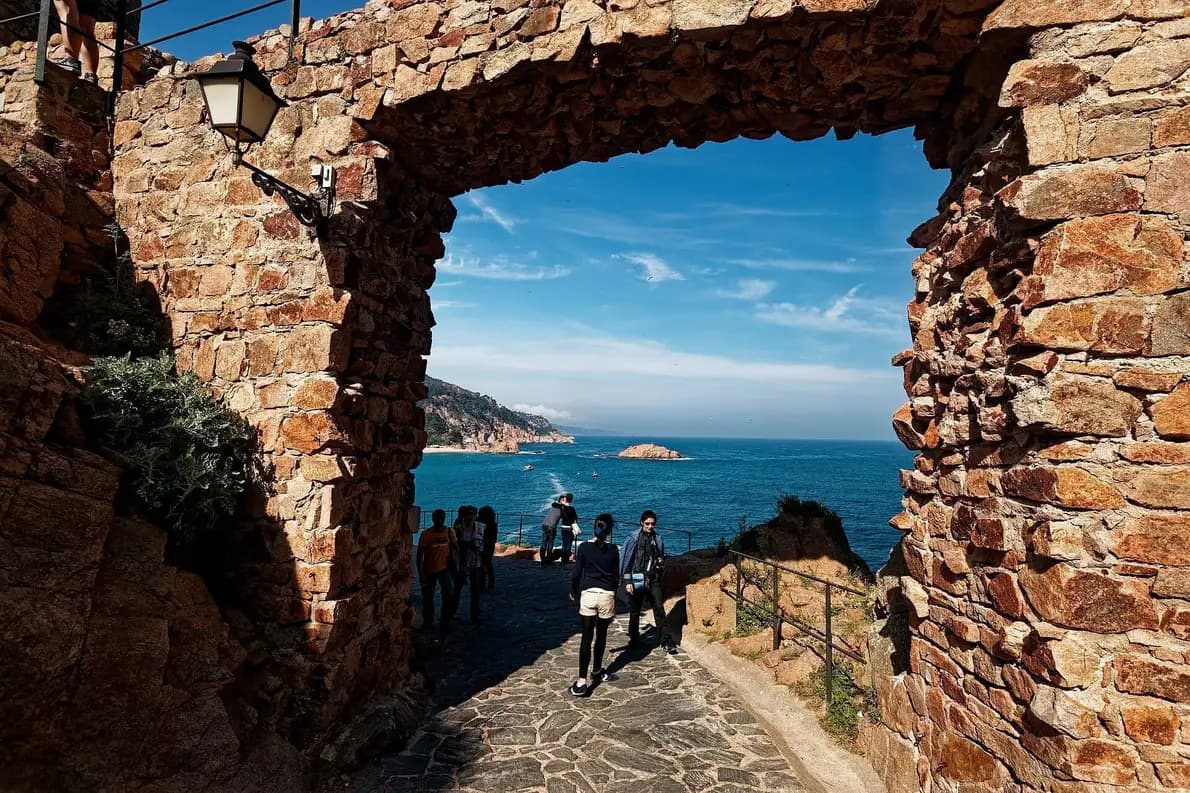 Uitzicht op de historische kust van Tossa de Mar met Vila Vella aan de Costa Brava
