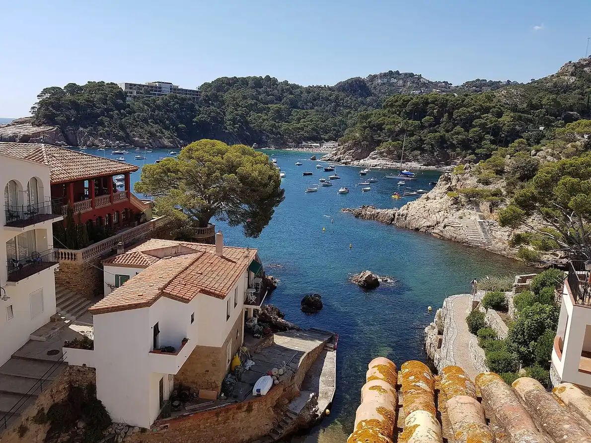 Helder water en rotsachtige kust bij Cala Aiguablava, Begur