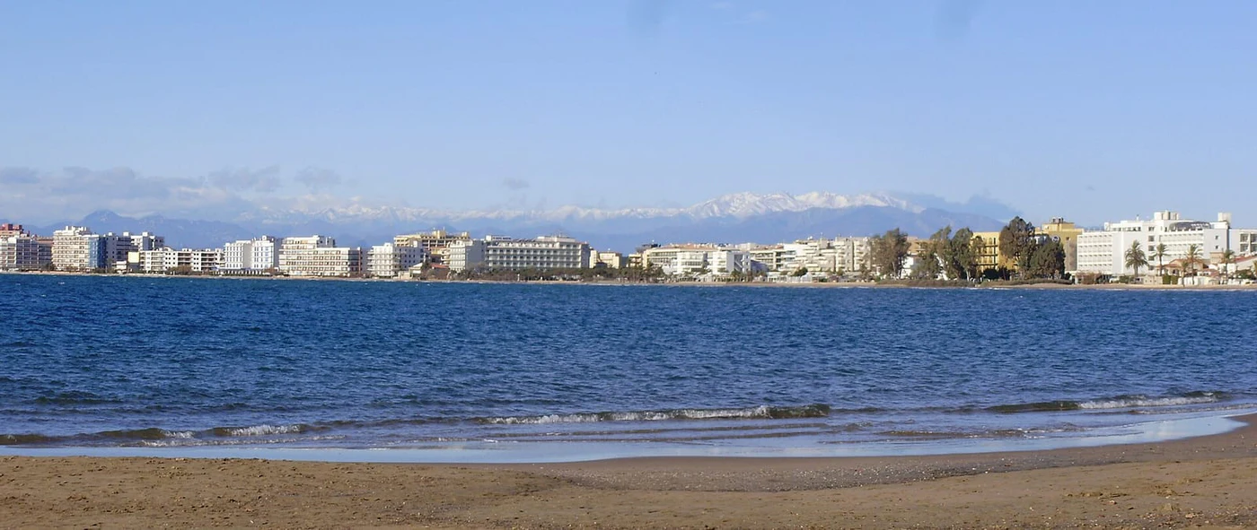 Het strand van Roses met de Pyreneeën op de achtergrond